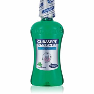 Curasept Daycare Strong Mint szájvíz a száj teljes védelméért és a friss lehelletért 250 ml